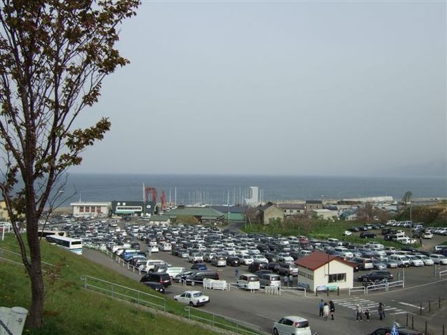 小樽水族館<br /><br />水族館の駐車場（\600）<br />向こうに海が見えます。