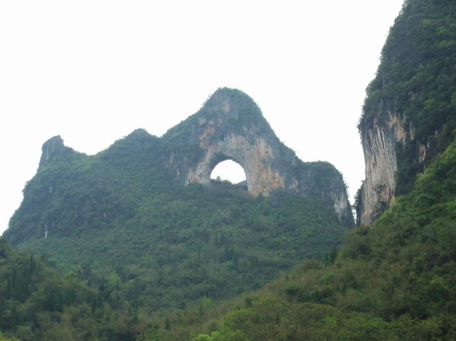 月亮山。<br /><br />ぽっかり空いた穴が<br />月のように見えますか？