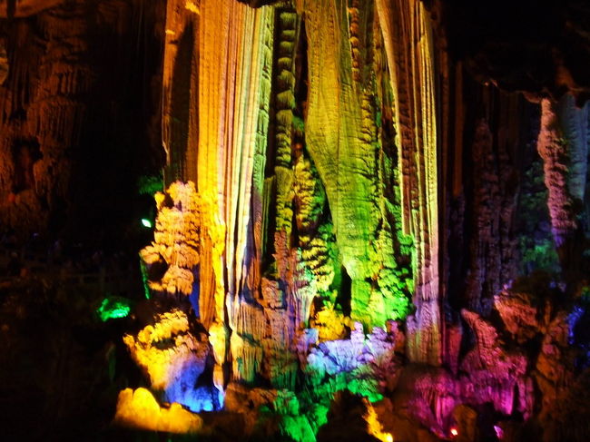 銀子岩といわれる鍾乳洞。<br /><br />アジアでも最大級だそうです。<br /><br />あまり内容にバラエティーがなく、<br />途中で飽きちゃいました。