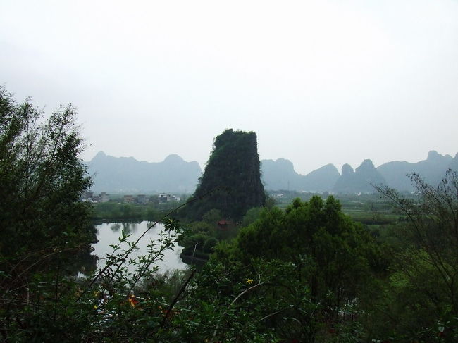銀子岩の周りの風景。<br />池のほとりににょっきり奇岩が。<br />不思議な風景でした。