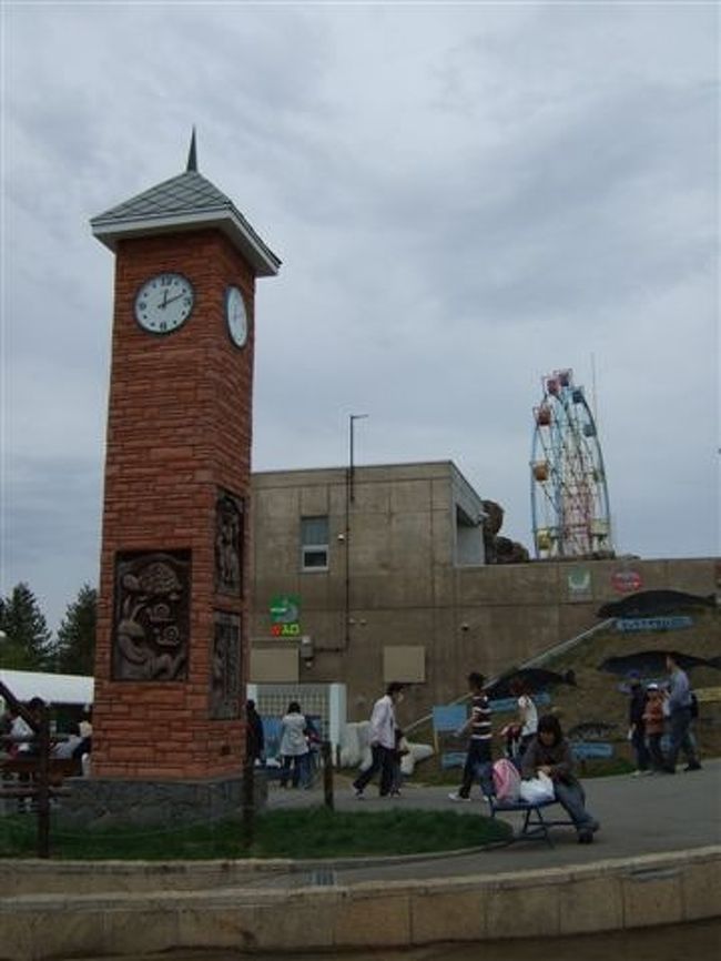 2日目は旭山動物園へ。<br />朝、札幌は雨で、折りたたみ傘を持っていたけど結構風も強かったのでホテルで傘を借りました。<br />でも旭川に向かっていくと雨もあがり曇り空に。<br />動物園に着くと時折晴れ間も出て傘も不要に♪<br /><br />営業時間：<br />夏期9：30〜17：15<br />冬期10：30〜15：30<br />入園料：大人800円