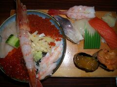 昼食のために和商市場に来ました。その中の竹寿司でランチ。店の前にクーポンが置いてありそれを使って海老のにぎりがサービスとなりました。どれもおいしく、タコのタマゴは初めて食べました。
