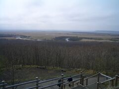 次は釧路湿原の細岡展望台に行きます。釧路湿原駅近くの駐車場に車を停め、まずは第一展望台から眺めます。
