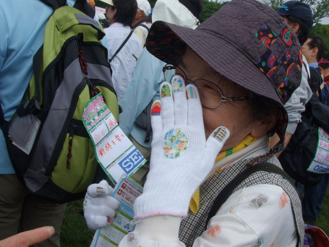 出発を待っている間、近くにいた３人のおばあちゃんズとお話しました（＾∀＾）<br />おばあちゃんの軍手がとってもかわいかったです☆<br />帽子もリュックも自分で作ったそうで！<br />写真とっていいですか？って聞いたら、とっても照れてました♪