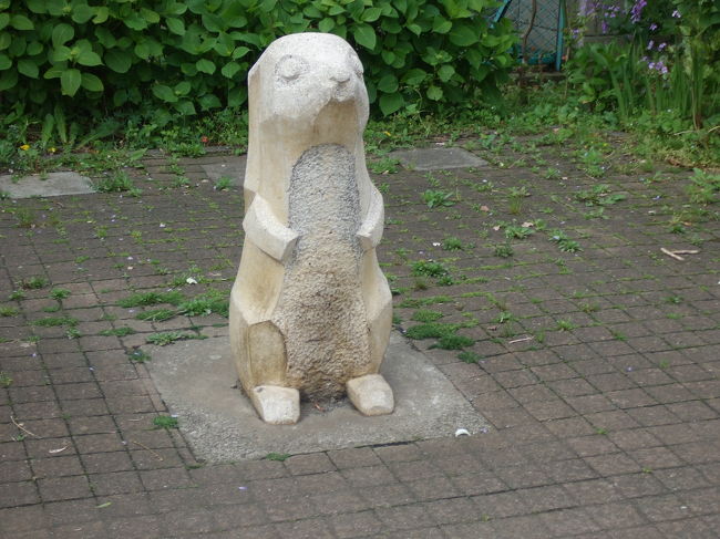 道端にあった変なリス(?)の置物。