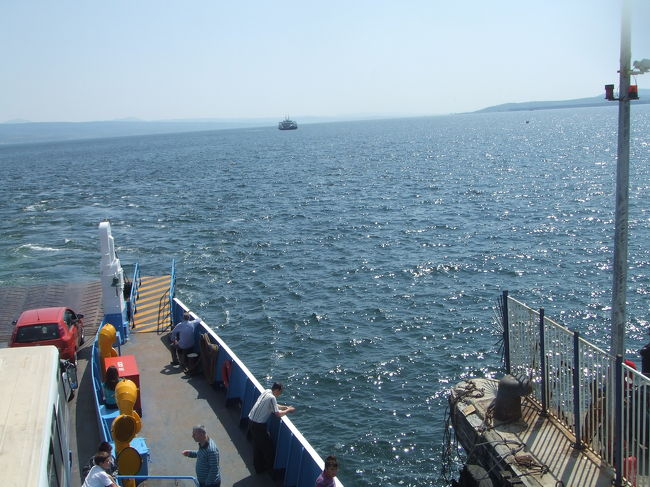 チャナッカレへはフェリーで車ごと移動