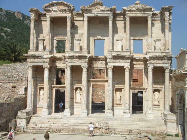 エフェソスの古代図書館<br />この前で繰り返し当時を再現したミニ劇が行われてました。