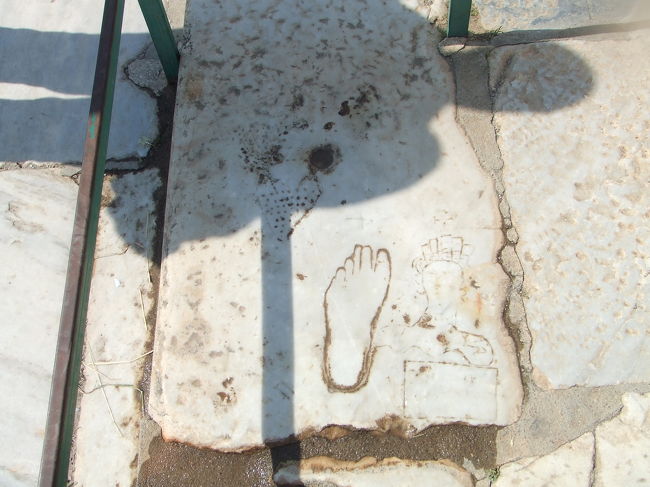 左上のハートマークと足のマーク<br />当時のラブ・ホーム（娼婦館）の広告だそう。