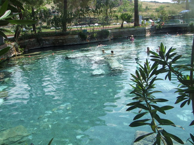 遺跡の上が温泉プールになってる<br />