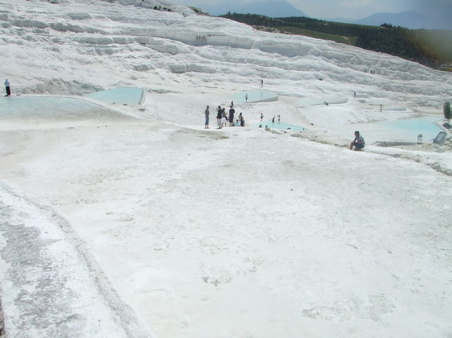 パムッカレ<br />湧き出す温泉の中を裸足で歩いてきました。