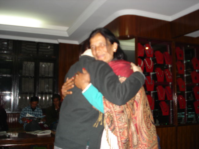 うちで預かっている留学生、プスパのおかん。「私の大事な娘をどうぞよろしくねええ〜。ううう〜。」と、だれかれかまわず抱擁。