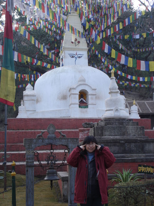 最終日早朝、仏陀のお骨が収められているという仏塔、スワンブナートへ。