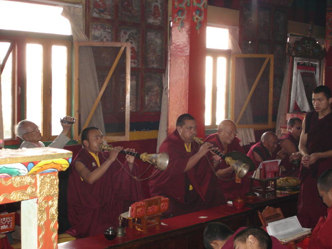 チベット寺院のお坊様が、読経にいれてくださった。