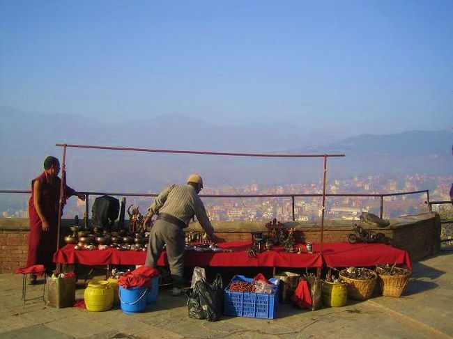 参道では、そこかしこで、あたふたと店開きが始まる。<br />大好きの一枚!　題して、「天空の露店」