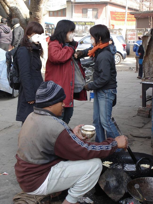 でもって、参道下のさもさ屋さんで、朝食。揚げたてのサモサはね、、ヒルトンの￥３８００円のブレックファーストよりもうまいのだよ。