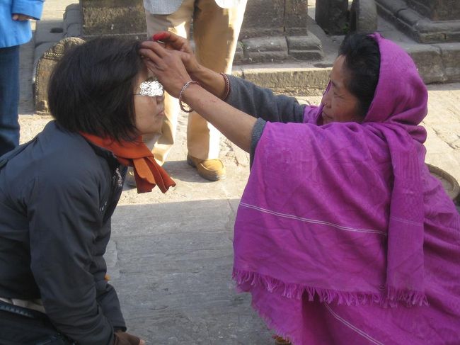 読経を聞きまして、厳かな気分の一行は、額にティカ（お祈りの朱印）をいただきました。有料。