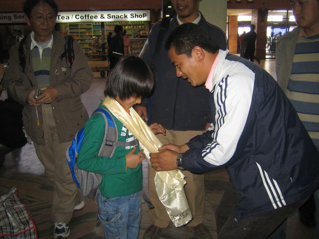 そしてこのように、ひとりひとりカター（お達者でーの肩布）をいただき、