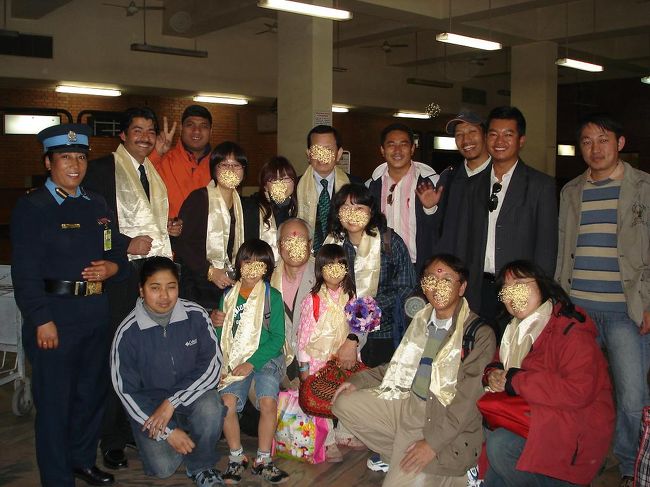 空港で２番目に偉いサンティさんと、友人たちと再会を誓って・・・ぱし！