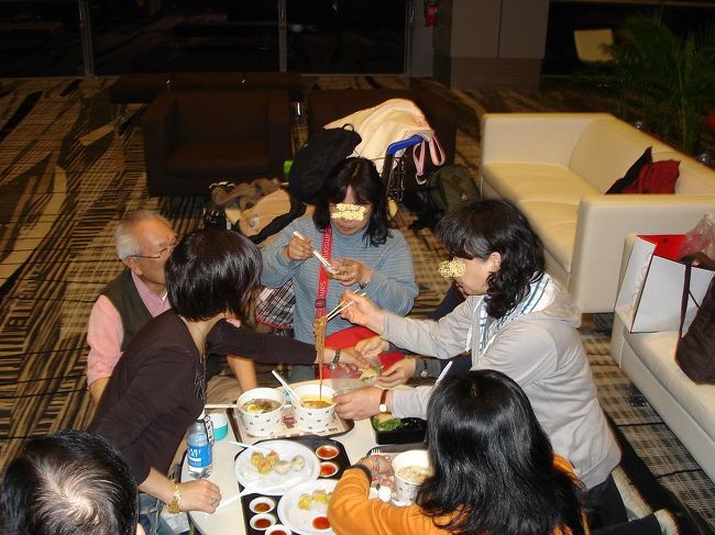 トランジットの深夜のシンガの空港で、一家団欒。これがこのツアーのラストショット。まるでそこに住み着いている人々のよう・・・。そう、このメンバーなら、どこでも、どんな状況でも楽しく暮らしていけるでしょう！<br />はからずも、ツアーの特徴を顕著に語る一枚で、さよーならあああ。<br />