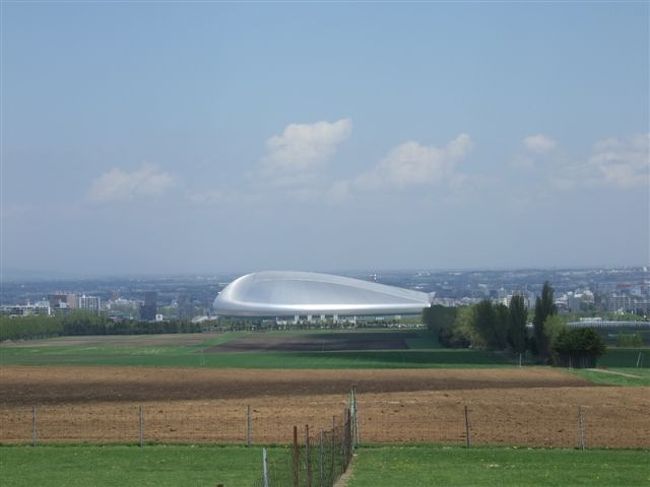 羊ヶ丘展望台<br /><br />札幌ドームが見えます。<br />ココに来る途中、札幌ドームのそばを通りました。<br />この日はサッカーの試合があったみたいでサポーターさん達がたくさん歩いてました。<br /><br />札幌ドームは野球のグランドとサッカーのグランドが回転して入れ替わるシステムだったと思います。