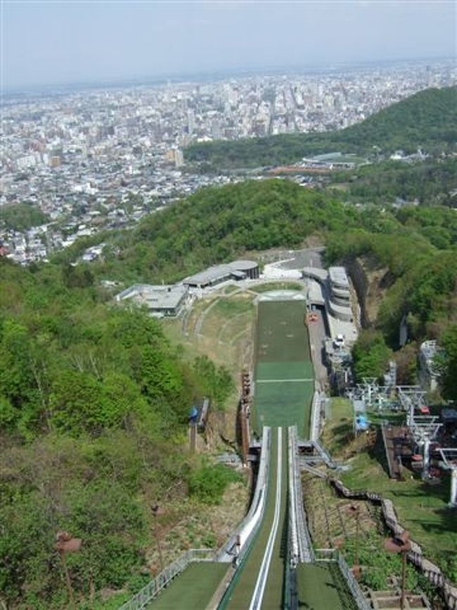 大倉山展望台<br /><br />札幌市中央区宮の森1274番<br />無料駐車場完備：大型車15台。普通車113台。<br /><br />リフトの営業時間（参考まで）<br />夏期（5/1〜10/31）8：30〜18：00<br />冬期（11/1〜4/30）9：00〜17：00<br />休業期間や雪まつり期間等は時間帯も変更ありですのでご注意を。<br /><br />往復<br />大人500円<br />小人300円<br /><br /><br /><br />