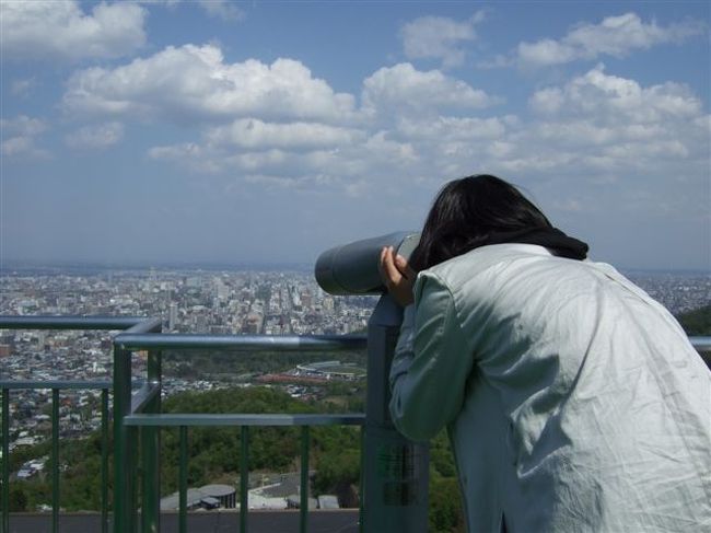 大倉山展望台<br /><br />見てるふり( *´艸`)<br /><br />展望台の他にもウィンタースポーツニュージアムもあり、資料などの展示のほかに体感・体験ゾーンもあります。<br />料金は大人600円<br /><br />