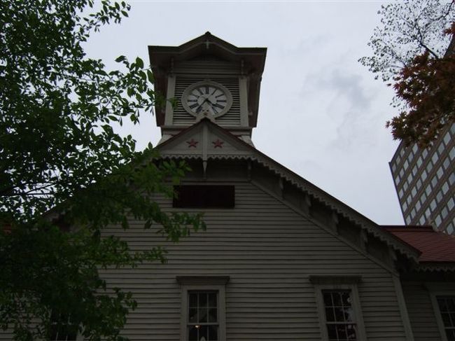 札幌市時計台<br /><br />札幌市中央区北１条西２丁目<br />交通：<br />・JR札幌駅南口徒歩10分<br />・市営地下鉄南北線、東西線、東豊線大通駅下車市役所側出口徒歩5分<br />開館時間 <br />  8:45〜17:10（入館は17時まで） <br />休館日<br />　6月〜10月<br />　第4月曜日、第4月曜日が祝日の場合は翌日<br />　11月〜5月<br />　毎週月曜日、月曜日が祝日の場合は翌日<br />観覧料 <br />  大人200円（中学生以下は無料） <br /><br />