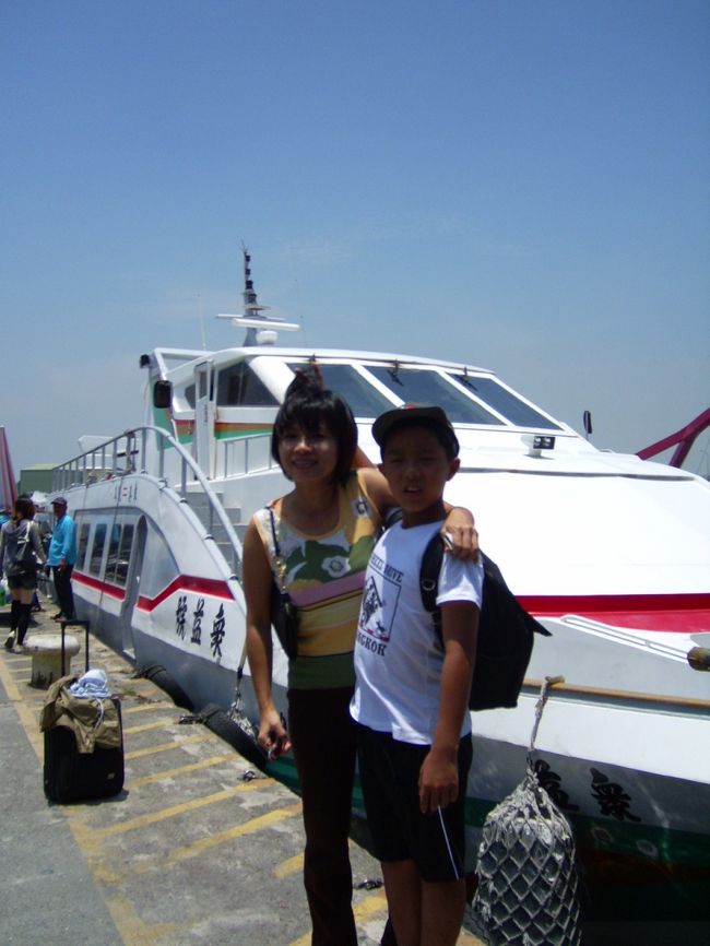 小琉球へは土日なら高雄からも船が出ているようです。林園からも一日5本くらいある。<br />でも東港の民営船がホテルプランに含まれます。<br />窓口で予約名を言うこと、<br />往復410元。<br />高雄から東港はバスで。<br />車で行った場合は港のそばで一晩預けて200元。<br />