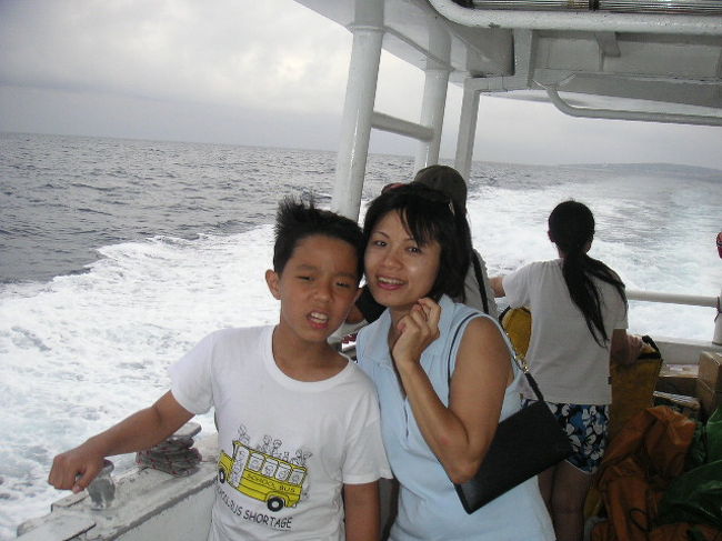 小琉球まで15キロ20分の航程。<br />東港はマグロ祭りの時期だったけど港にはしょぼくれた海鮮料理店一軒しかなかった。<br />海鮮料理は注文前に価格を確かめること、おつりはしっかり確認すること。台湾の基本です。<br />