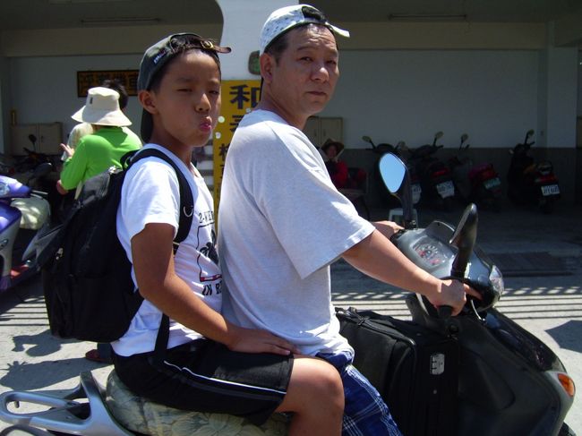 小琉球に着くとスクーターを借りますこれも料金内。<br />大人二人子供一人だけど2台借りられました。<br />てっきり一台で乗れよと言われるかと思っていたけど。<br />免許の確認もヘルメットもなし。<br />それどころか小琉球の自動車は9割がたナンバーがついていません。警察あるのに。