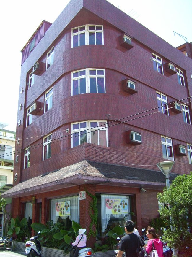 こちらの小琉球大飯店を選べば400元くらい安くてプールを含めすべてのアクティビティが同じように楽しめます。<br />でもお勧めは八村ビラ。