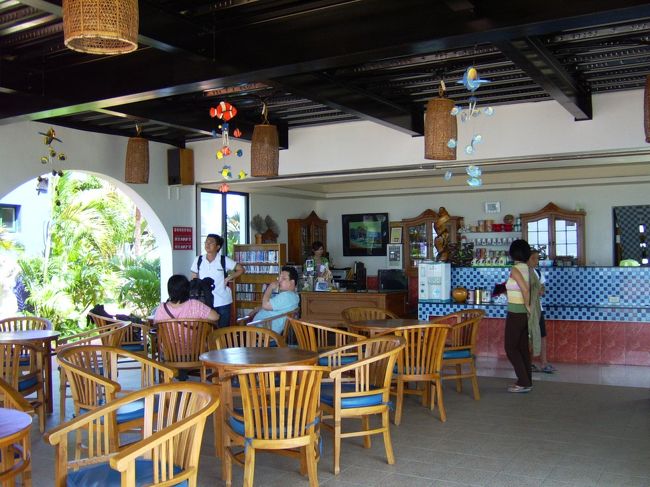 ビラのフロントは開放式。<br />この日は潮干狩りには潮具合が悪いとのことでしたのでオプションのシュノーケリングに行きました。<br />一人300元。<br />グラスボートもオプションであります。<br />