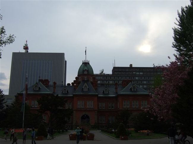 北海道庁旧本庁舎（赤れんが庁舎）<br /><br />札幌市中央区北3条西6丁目<br />交通：<br />・JR「札幌駅」下車徒歩10分<br />・地下鉄東西線・南北線・東豊線「大通駅」または、地下鉄南北線・東豊線「さっぽろ駅」下車徒歩10分<br />駐車場　無し<br />営業時間　8:45〜17:00<br />休館日　12月29日〜1月3日<br />料金　無料<br />