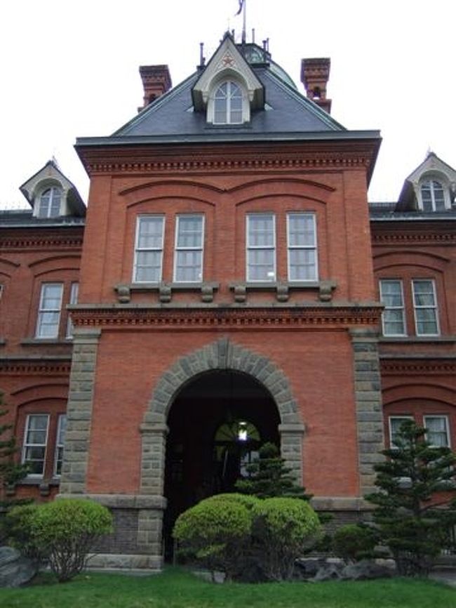 北海道庁旧本庁舎（赤れんが庁舎）<br /><br />アメリカ風のネオ・バロック様式の建物。<br />最初の建物は煙突の不備により焼失してしまい、実は二代目だそうです。<br />