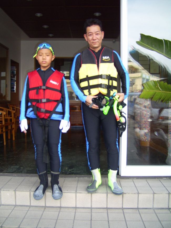 小琉球大飯店で装備。<br />シュノーケルスーツはフロントファスナーです。<br />スクーターで港の向こうのギガフロートへ。<br />シュノーケルしてる時間は正味40分くらいかな。<br /><br />インストラクターを頼まない場合は最低海胆除けの運動靴とシュノーケルとスイミングゴーグルがあればOK。ギガフロートからインアウトするなら靴も不要。