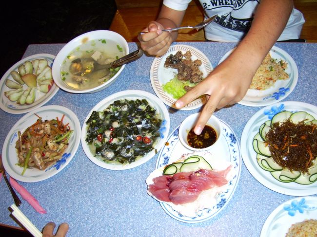 夕食はオープンデッキでのバーベキューか小琉球大飯店での台湾式合菜が選べます。<br />マグロの刺身がうまかった。<br />他に鮫肉、海草、牡蠣わかめ、鮪揚げ、魚スープにレンブ。<br />