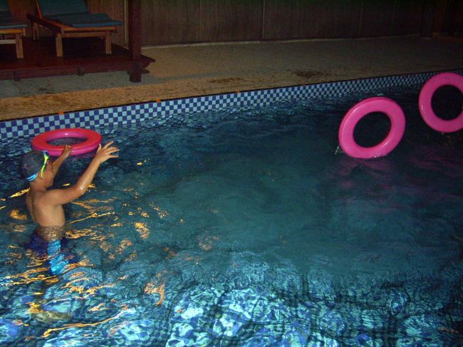 八村ビラのプールで浮き輪投げをして遊ぶ。<br />乾式・湿式サウナは21時30分まで。<br />