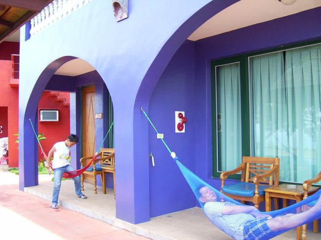 追加料金の海側の部屋では外にハンモックが吊るしてあって朝夕なら快適に過ごせます。