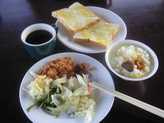 シンプルなお粥朝食だけど東屋で海を見ながら食べるのは格別。