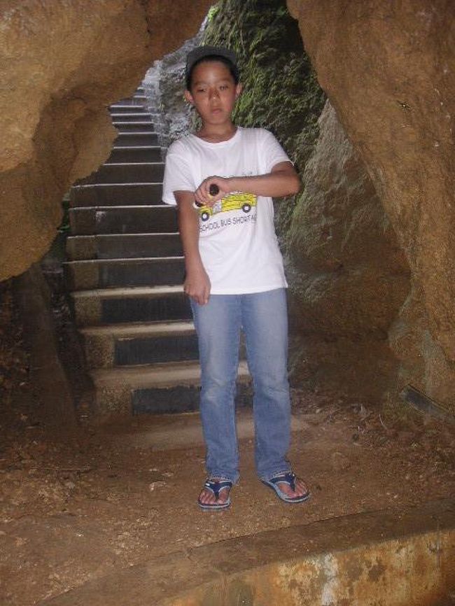 スクーターで名所めぐり。<br />美人洞ってどれがそれか良くわかりません。<br />隆起珊瑚の浅い洞窟の多いハイキングコース。<br />