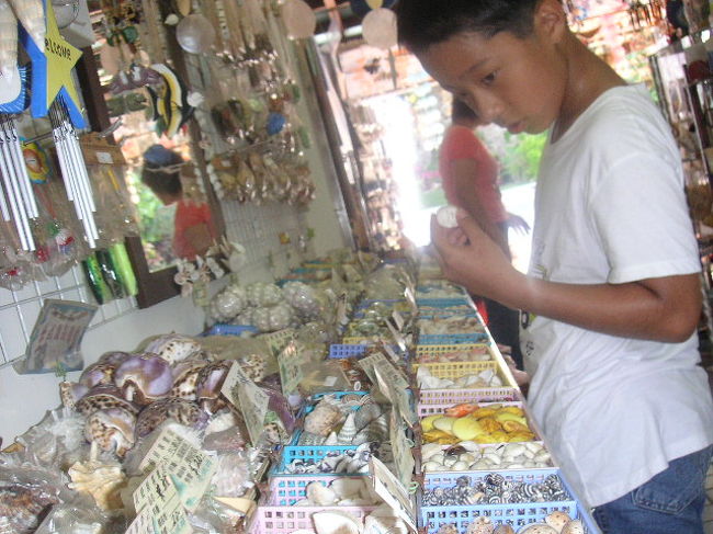 小琉球唯一のお土産店は美人洞の前にあります。<br />ここって観光チケットがないと入れないのに。<br />なぜ港やホテルの前にないんだろ。<br />