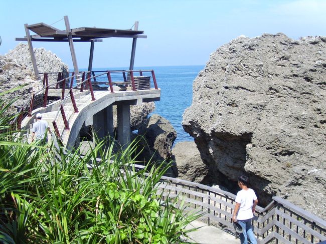 海沿いの岩肌を回るのが烏鬼洞。<br />波打ち際に下りるところがなくて残念。<br />