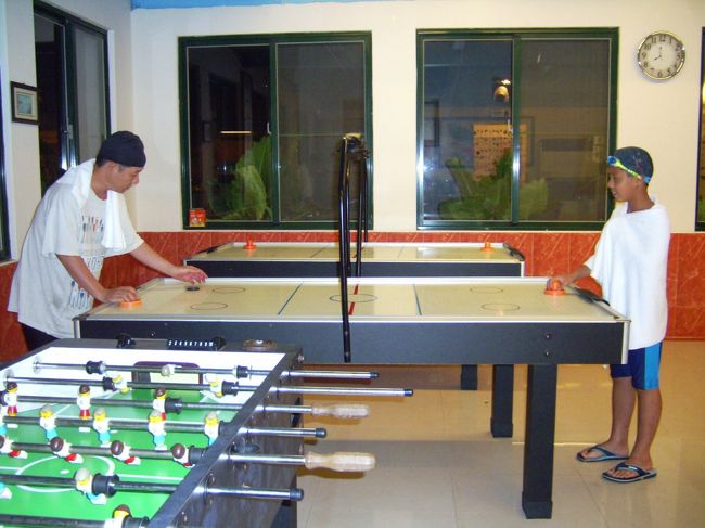 ビラは11時チェックアウトだけど、そのあともフロントで涼んだりプレイルームでエアホッケーをしたりプールで泳いだりできます。