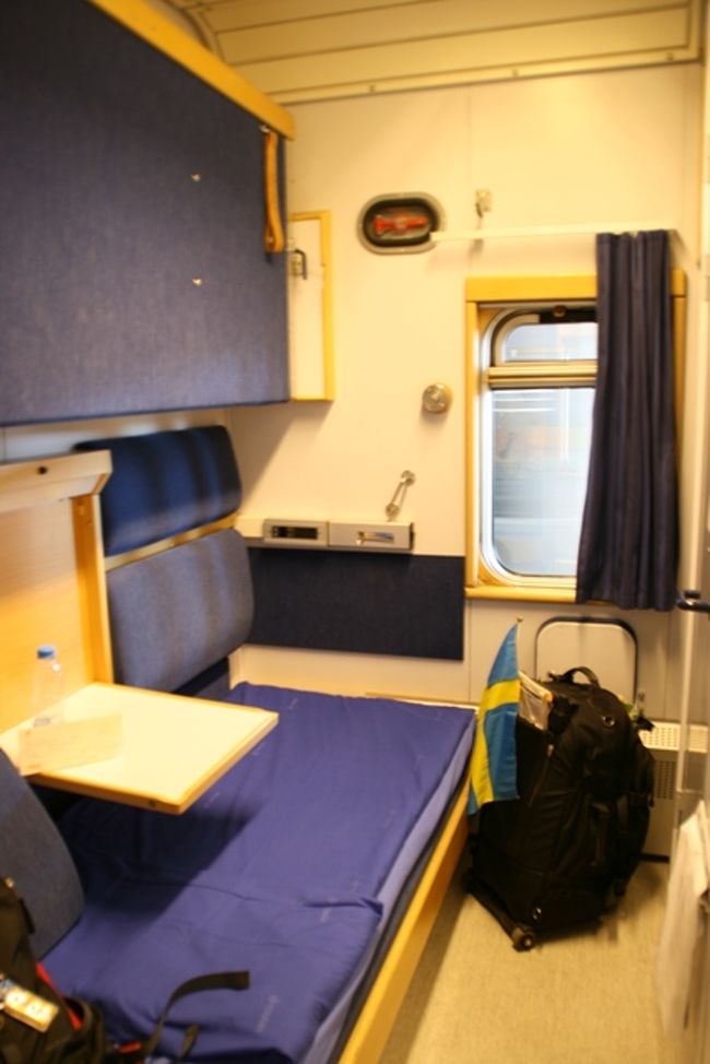 ノルドピレン号<br /><br />２０時間半という時間を有意義に使う為　一人部屋をチョイス。高いがそうそう乗れないので大奮発！<br /><br />早速散策開始！楽しいなっ（＞▽＜）<br />このソファーがベッドに変わる。<br /><br />しかし生理整頓が出来ない私はソファーと床がくちゃくちゃに(―　―;<br />寝る時は上のベッドを使用し、くまなくこの部屋を利用した。<br />かなり快適だった。<br />気分は最高↑