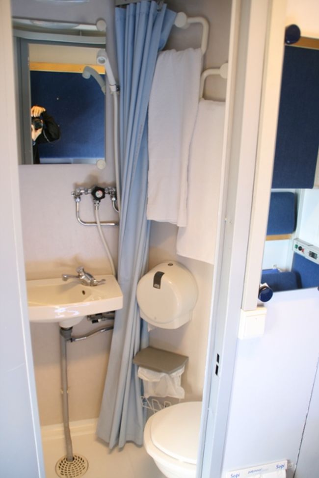 部屋にはシャワーと洗面所とトイレが付いていた。<br /><br />しかし見ての通り狭い。<br />水浸しになってしまったのは言うまでもない。