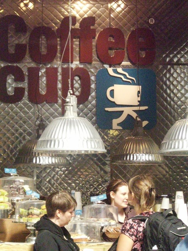 時間まで　駅でフラフラ。<br /><br />可愛いコーヒーショップを見つけました。<br />コーヒーのマークがラブリー♪