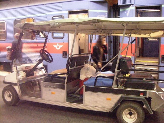 電車を待っていたら　隣の列車をお掃除していました。<br />この車でお掃除に向かいます。<br /><br />