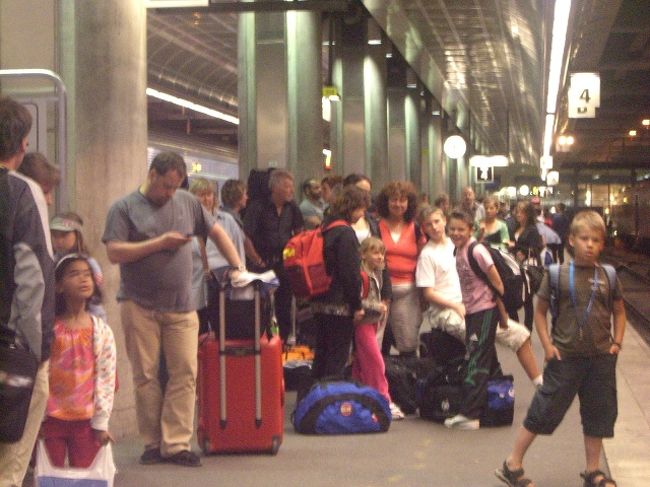 ママ　まだぁ〜？<br /><br />皆さん待ちくたびれています。<br /><br />それにしても凄い人（’’)