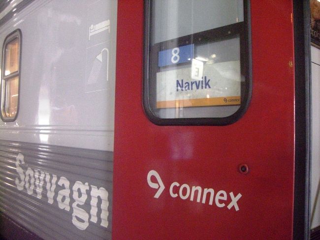 やってきました！<br />待ってました！ノルドピレンちゃんo(＞▽＜)o<br /><br />ノルドピレン号とは！？<br /><br />コネックス社が経営する夜行列車。<br />スウェーデンの首都ストックホルムとノルウェー最北駅ナルヴィクまでの長距離夜行列車！<br />北欧の美しい景色を走ります。<br /><br />チケットの詳細。<br /><br />■特別専用チケット<br />乗車日　6月29日<br />区間　StockholmC(16:58)→Narcik(13:25)<br />列車番号　94<br />車両　シャワー付一人部屋<br />煙草　禁煙<br />専用チケット　30600円×1名<br /><br />ユーレイルパス割引でこの値段！割引がなければ５万円位してしまう。<br /><br />