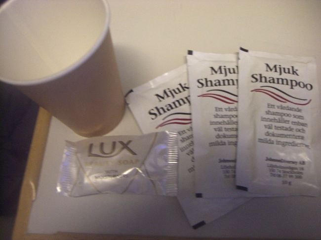 紙コップと石鹸とシャンプーセット発見！！<br /><br />ん？？？？まてまてシャンプーが３つ！？<br />トリートメントの間違いじゃないのかなぁ？<br />どう考えても３回もシャンプーはしないだろう。